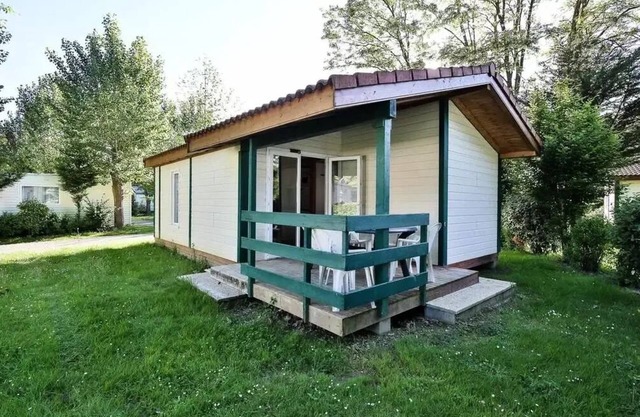 Flower Camping Le Pavillon * - Chalet Bois Confort 31m2 - 2 bedrooms including covered terrace + TV 5 to 7 people - 5 pers. included in the tariff