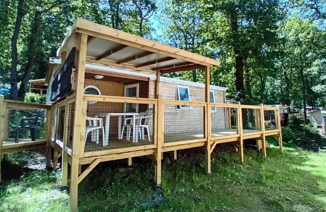Flower Camping La Chênaie * - Mobile home Standard Wood 24m2 2 bedrooms + semi covered terrace 18m2 + TV 4 persons