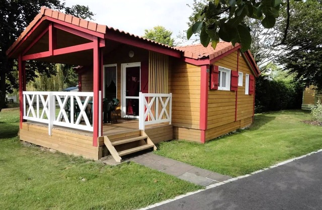 Flower Camping Les Bouleaux * - Chalet COMFORT 35 m2 (2 bedrooms) + covered terrace 6 people