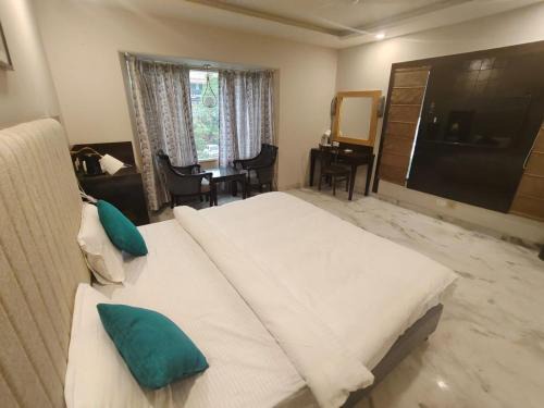 FlxHo Horizon One - Luxury Hotel Golf Course Road, Sector 43