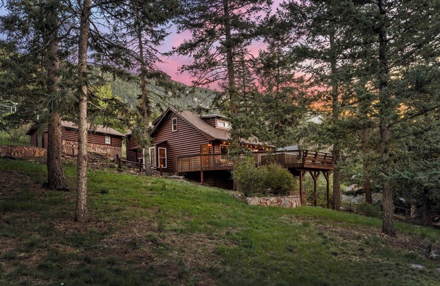 Forest Cabin - Hot Tub & Mt Views - Pikes Peak