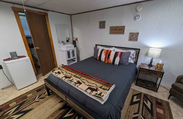 Forest Haven: Romantic 1BR Getaway For Two l Sleep 2
