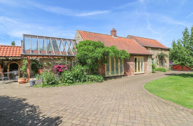 FORGE COTTAGE, pet friendly, with open fire in Kirton-In-Lindsey
