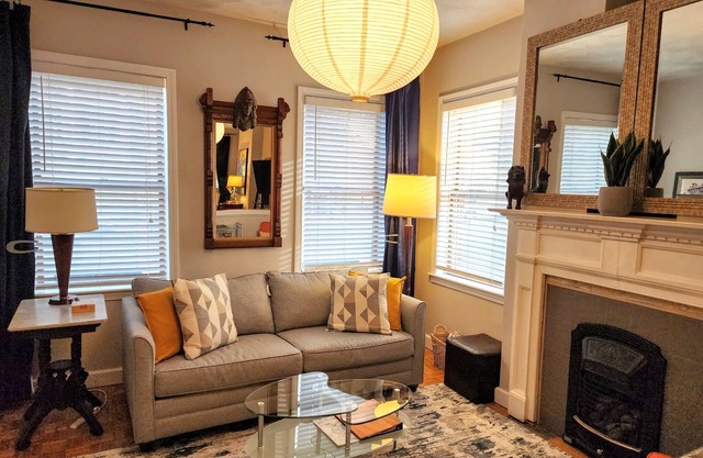 Fort Hill Inn, Boston *Sunny* 2 bed Duplex, Spacious! ! Minutes to Center!
