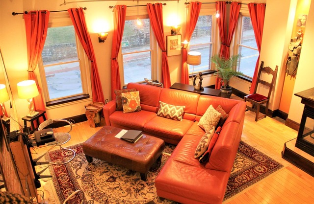 Fort Hill Inn- Modern City Triplex !*L@K *Minutes to Center! With Parking!