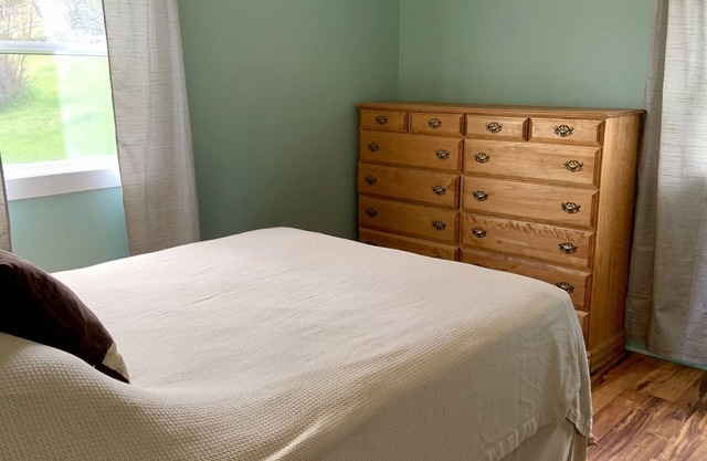 Four bedroom cabin, private lake, pet friendly