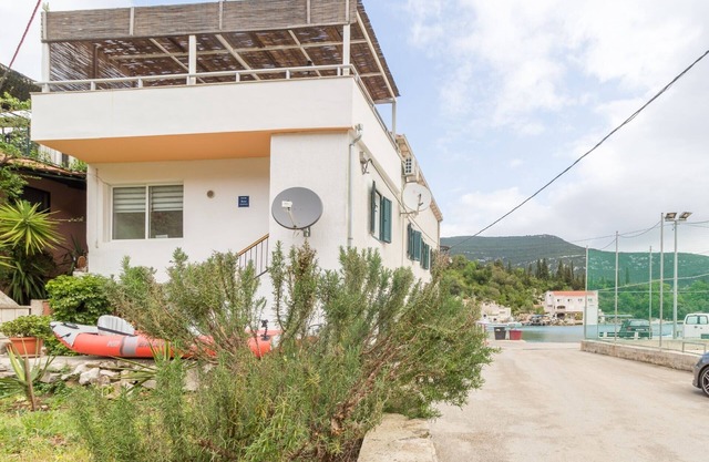 Four Bedroom Holiday Home with Sea View