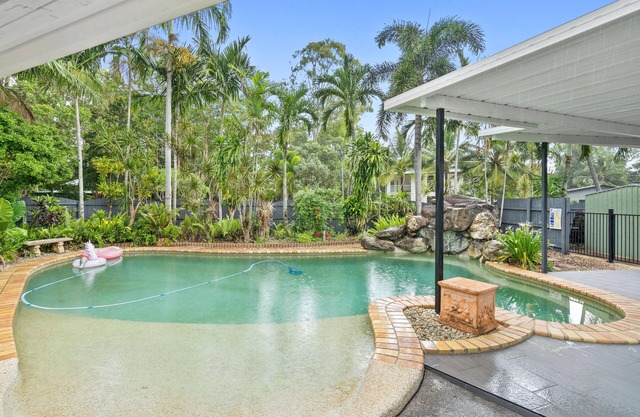 Four Bedroom House @ Holloways Beach