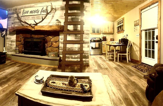 Four-bedroom private Lodge in the heart of Elk country