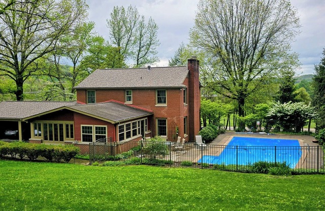 Four Bedroom With Heated Swimming Pool Between Laurel Highlands & Pittsburgh