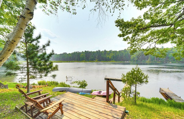 Four-Season Lake Cabin w/Canoe & Paddle Boat!