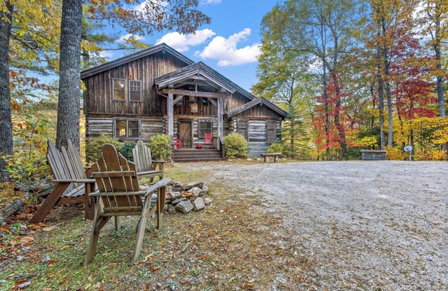 Foxtail Cabin - Luxury Cabin with Hot Tub, Pool Table, Firepit, Views!