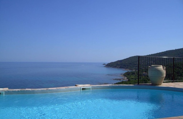Charming house in a villa of character facing the sea