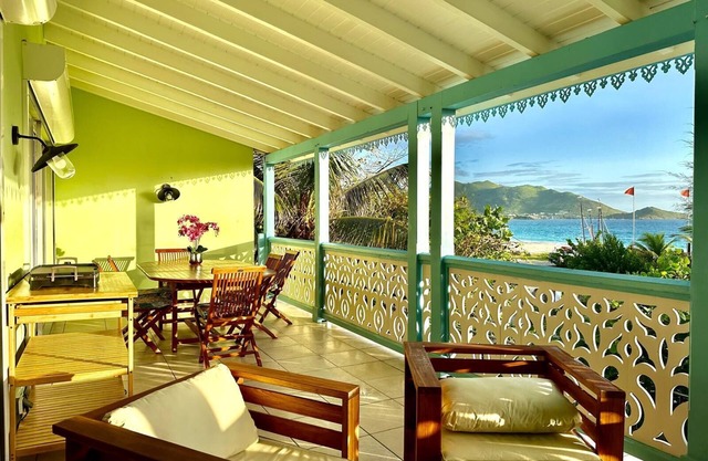 French Kiss, 2 bedrooms, large terrace on the beach!