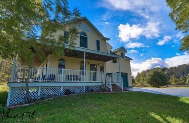 Frankfort Farmhouse - PickleBARn