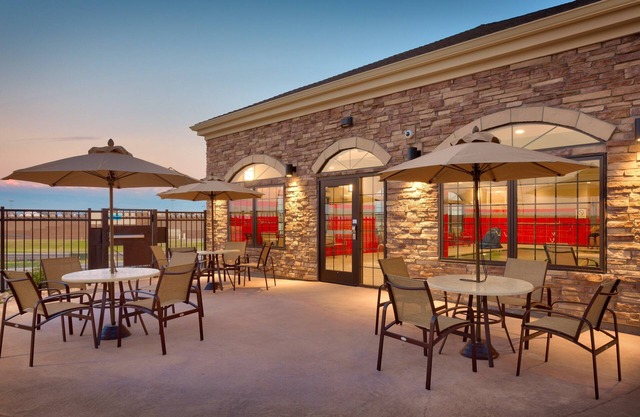 Free Breakfast Buffet. Pool & Hot Tub. Close to Historic Downtown.