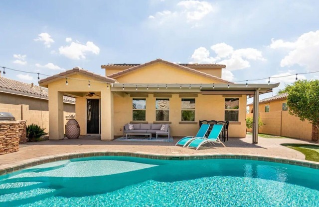 Free Heated Pool, Hot Tub, Built in Grill.