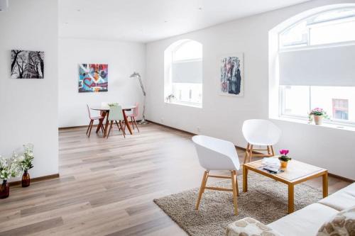 Free Parking space, 2 Bed Room, Short walk to Brosundet