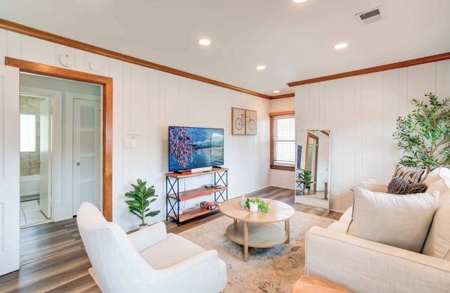 FREE Parking! Walk to METRO! Arlington 2 BR House