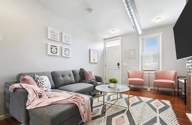 Free Parking★Walk Everywhere!★2 Private bathrooms!