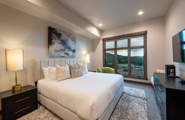FREE Ski Rental! Quiet Retreat at Canyons with Two Private Suites | Hot Tub | Free On Call Shuttle