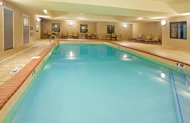 Free Wi-Fi, Free Breakfast + Indoor Pool | 20 Minutes to the University of Notre Dame