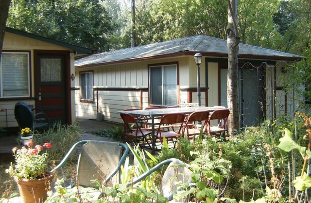 Freestanding studio guesthouse