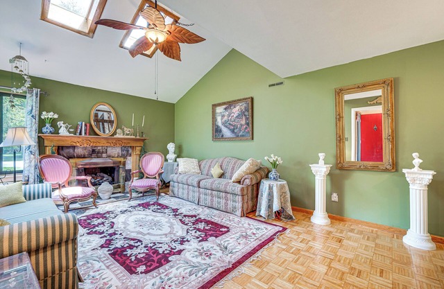 French-Inspired Townhome 9 Mi to Saratoga Springs!