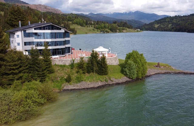 French villa on the shore of Lake Colibita