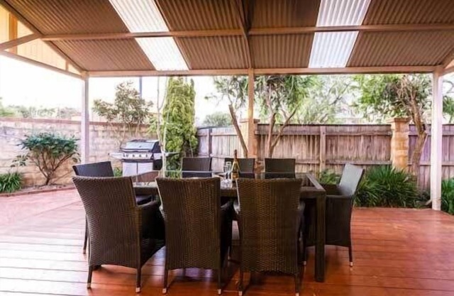 Fresh 3 bed Villa with cosy outdoor deck & only a moments stroll to the beach