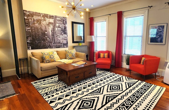 Fresh Modern City Loft Apt! Easy Access to the city!