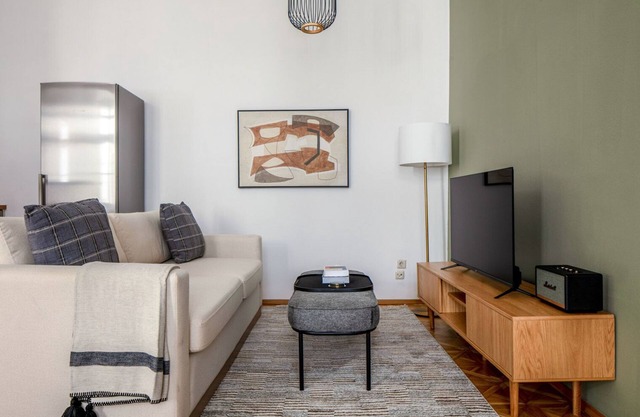 Fresh Neubau 1BR, nr Restaurants, Bars & Transportation, by Blueground