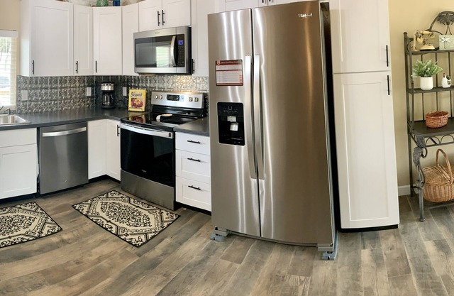 Freshly remodeled Retreat close to hiking, boating, and shopping