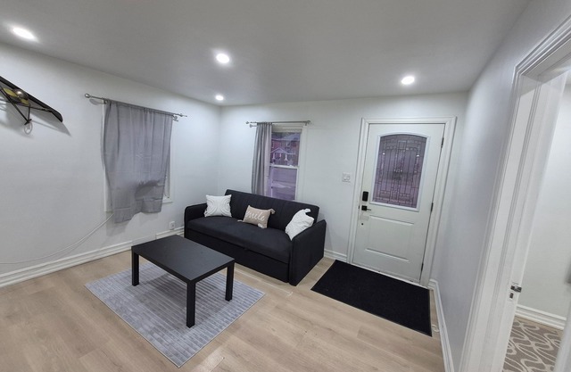 Freshly Renovated 2 bedroom house with big patio and backyard