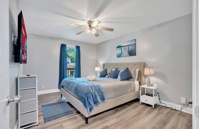 🏡 Freshly Updated 4BR/2BA Home | 🖌️ New Paint + 🌬️ Dehumidifier 🛏️ Bedrooms w/TVs & Ceiling Fans | 🍳 Full Kitchen 🛋️ Spacious Living Room | 🧺 Washer/Dryer 🌳 Deck & Yard | 📍 Close to Ft. Campbell, Casino, ✨ Clean & comfy stay!