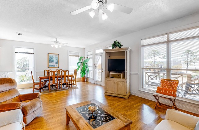 Friendly Duplex w/Full Kitchen, Central AC, Washer/Dryer, & High-Speed WiFi!