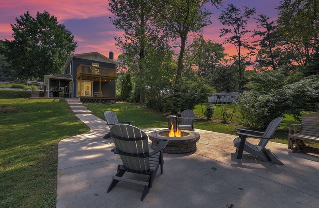 Frog Hollow Lodge | Riverfront, Fire Pit + Kayaks!