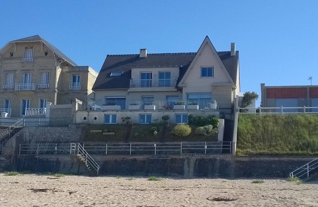 FRONT DE MER, direct private access to the beach, exceptional view,