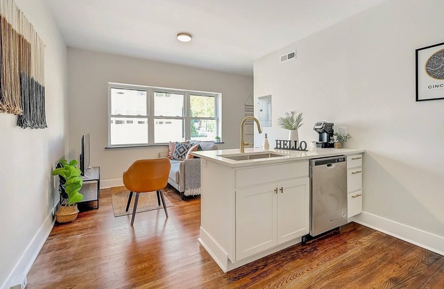 Frontdesk | 1 BR Apt near Cincinnati Art Museum