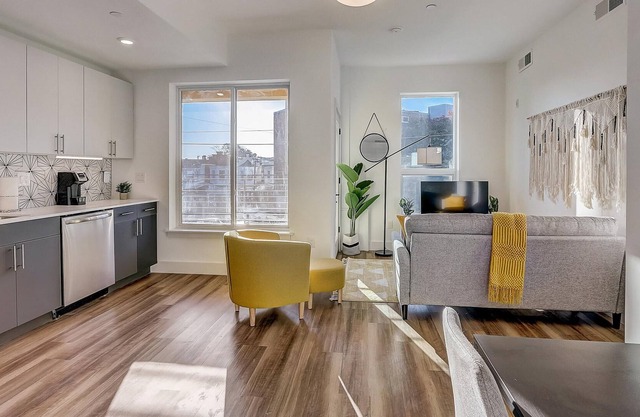 Frontdesk | 1 BR Apt near Wells Fargo Center