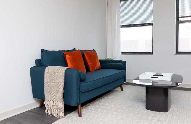 FRONTDESK 2 BR Apt 6 miles to The Shedd Aquarium