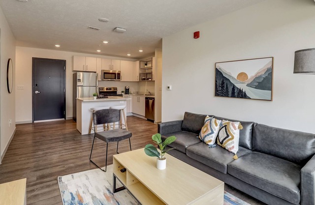 Frontdesk | 2 BR Apt by Nebraska State Capitol