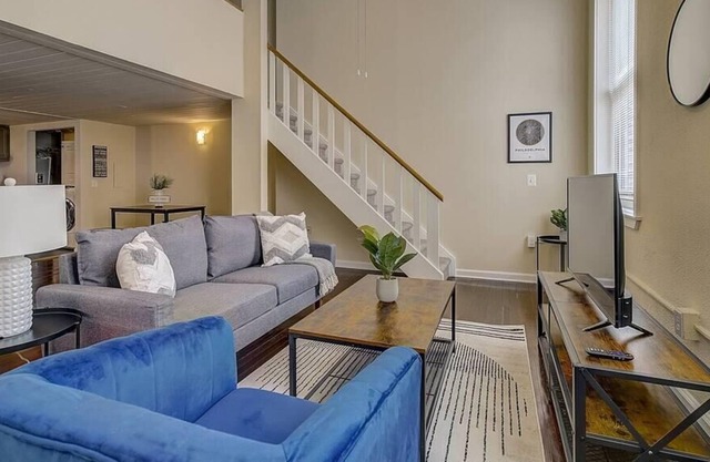 Frontdesk | Bright 1 BR in Washington Square West
