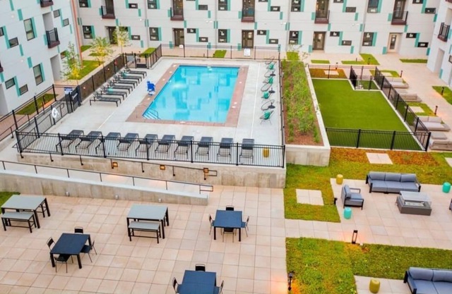 Frontdesk | Spacious and Updated 2 BR Apt