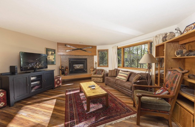 Frostfire on the Beaver Ponds! Top Notch Unit, Walk To Slopes