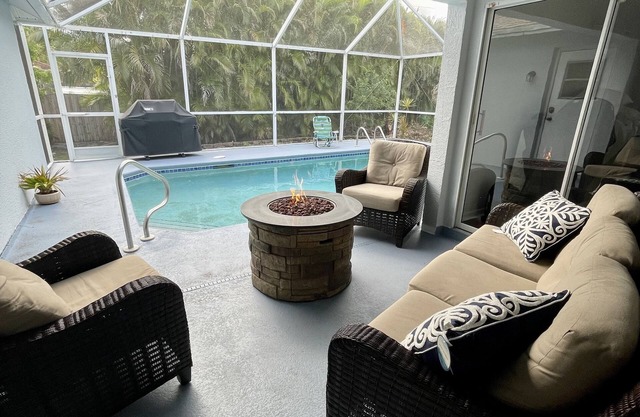 🌴 Ft. Myers Heated Pool Home, close to beaches, shopping + dogs ok!