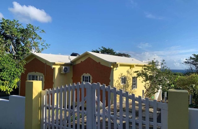 Full 3 BD Home w/Oceanviews and AC in all rooms