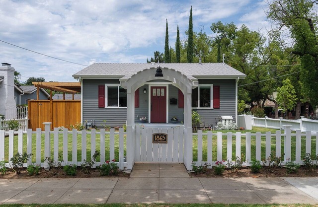 Full Kitchen Studio Type Guest Room with WiFi, AC in delightful Pasadena House