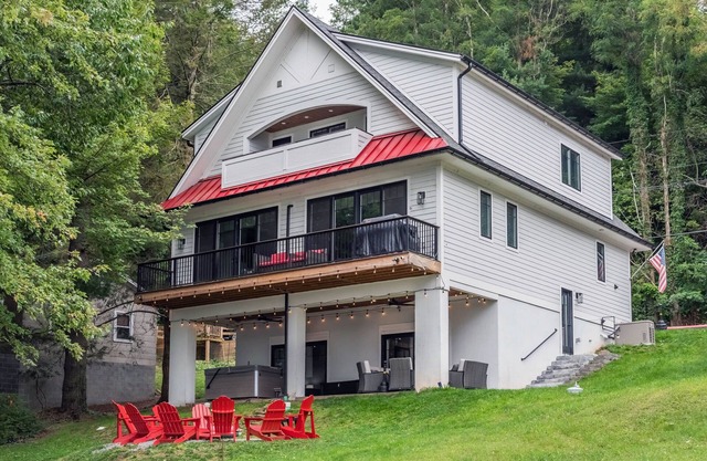 Full of Grace | Modern Lakefront Retreat + Dock & Hot Tub!