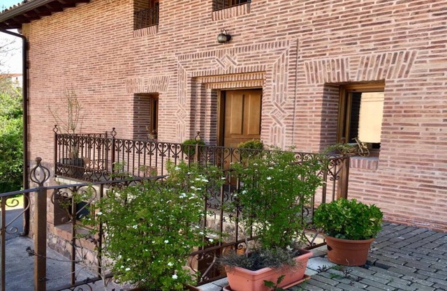 (FULL Rental) El Patio de la Morera 16-26 pax, garden, barbecue, pets